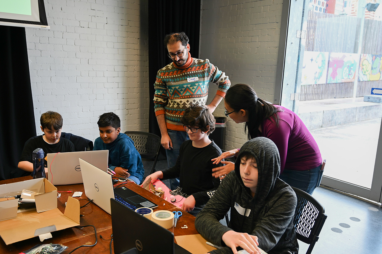 Explaining concepts of alternative controllers to a teenage participant.